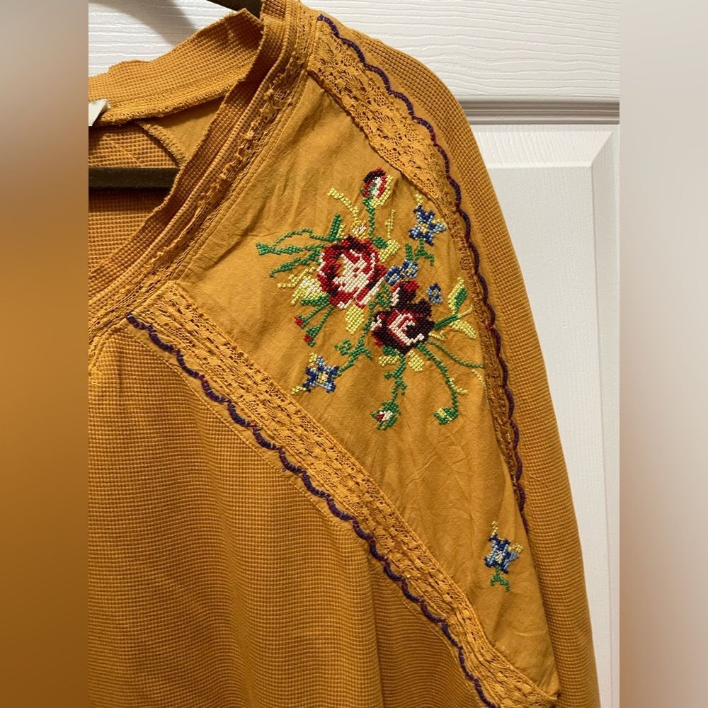 Tru Luxe Womens Embroidered V-Neck Top Blouse Size M Knit Floral NWT - Picture 5 of 11